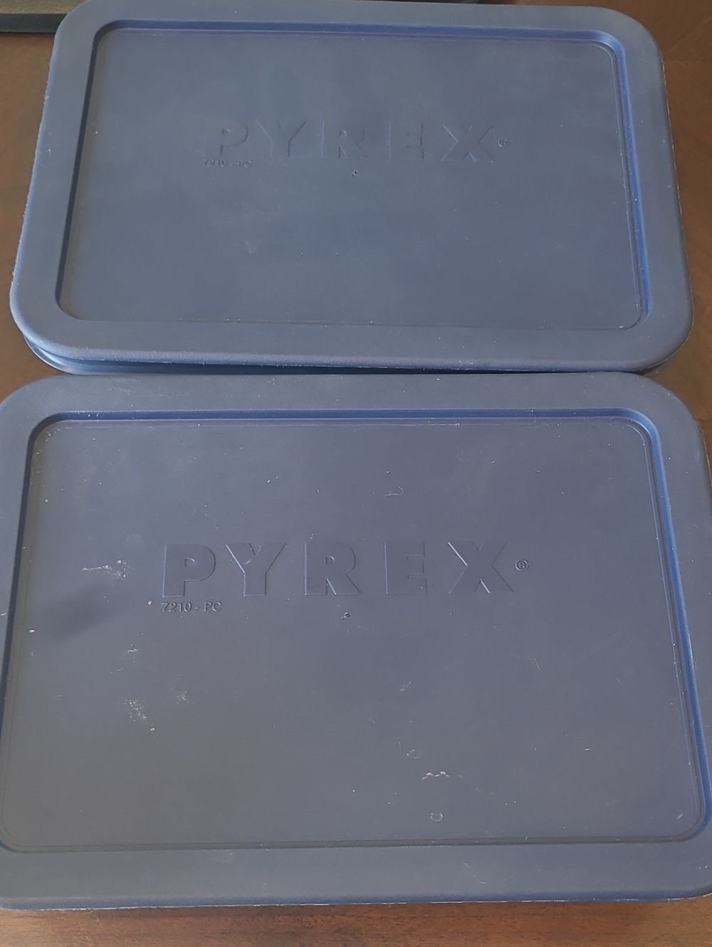 2 Pyrex Containers - Picture 4 of 5